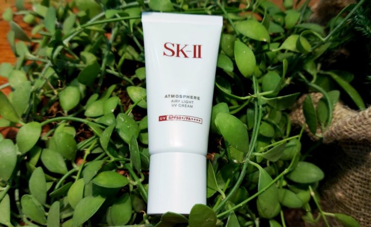 SK-II Atmosphere Airy Light UV Cream SPF50+ PA++++: Perlindungan Optimal dari Sinar Matahari